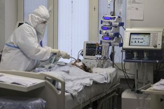 Nemocnice po celé zemi zavírají oddělení, omezují péči a hlásí nedostatek personálu - Novinky